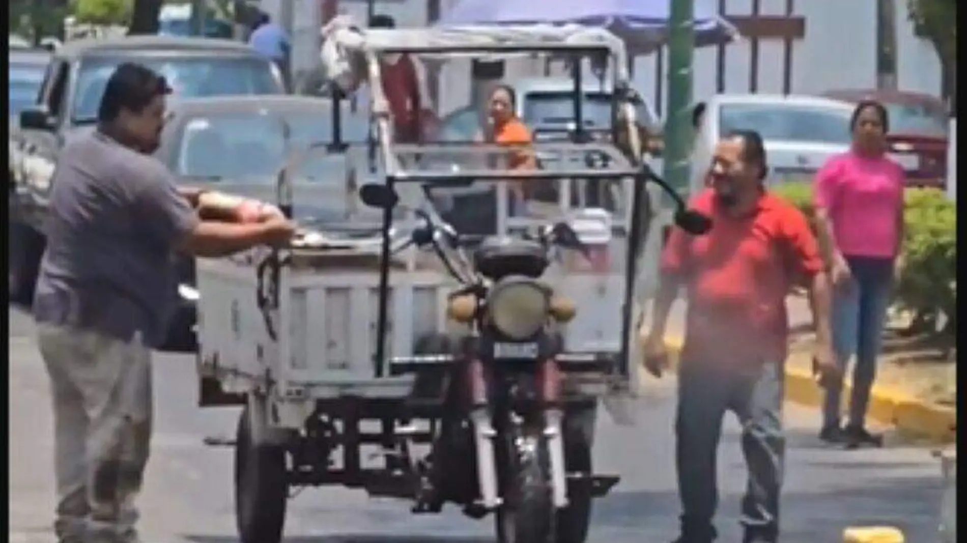 La sorprendente forma en que un hombre apaga incendio de motocicleta con una Coca Cola